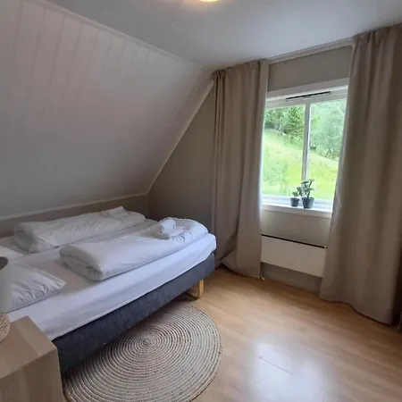 Nesvika 5 Bedroom Home, Only 25 Min From Holiday home *