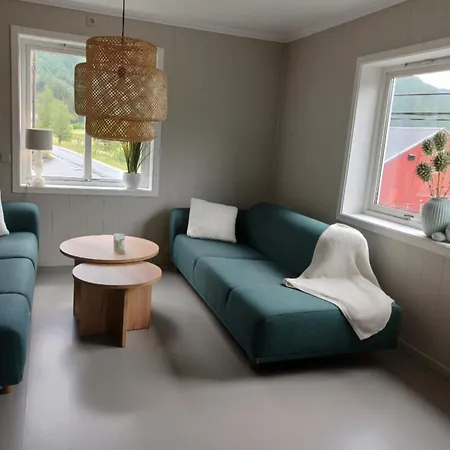 Nesvika 5 Bedroom Home, Only 25 Min From Будинок відпочинку Берген