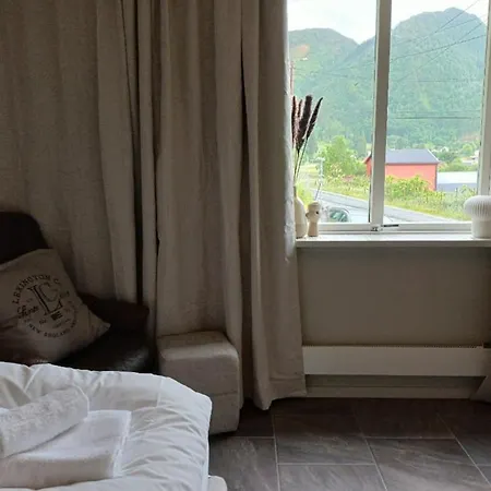 Nesvika 5 Bedroom Home, Only 25 Min From Holiday home Bergen