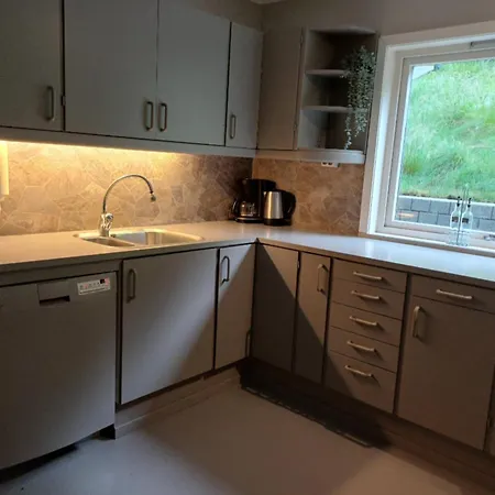 Nesvika 5 Bedroom Home, Only 25 Min From Bergen