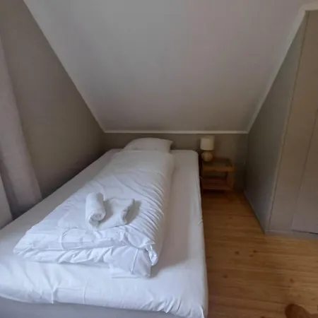 Nesvika 5 Bedroom Home, Only 25 Min From Берген