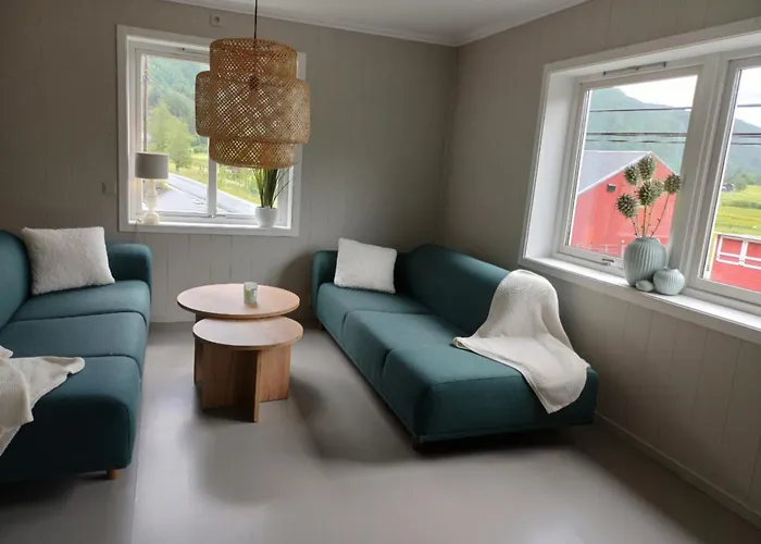 Nesvika 5 Bedroom Home, Only 25 Min From Holiday home Bergen